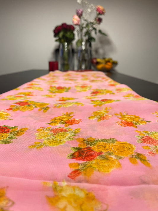 Saraswati – Lässiger Saree mit Rosenblüten